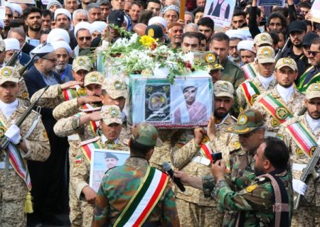 سرباز شهید سلماسی بر دستان غیرت مردم تشییع شد