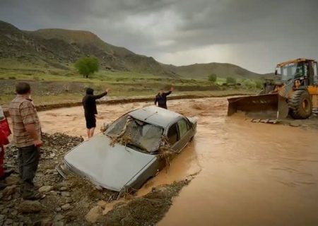 نجات دو خانواده از خطر گرفتار شدن در سیلاب روستای هدر سلماس